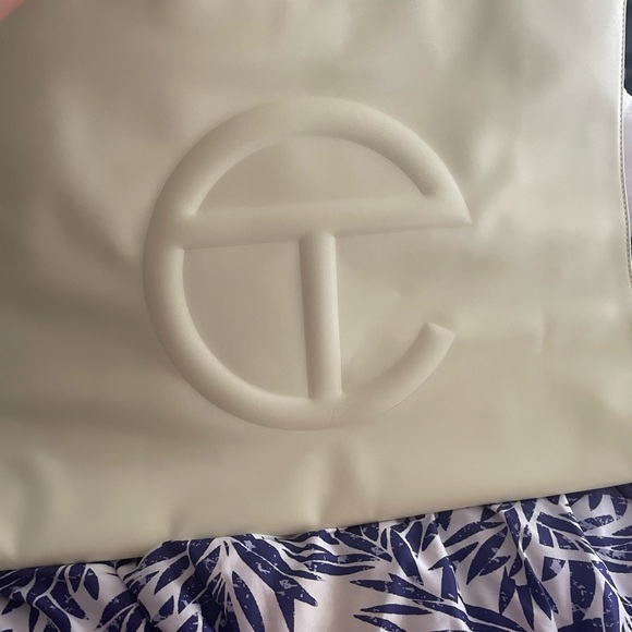 Large Telfar in the color Glue - Picture 2 of 2